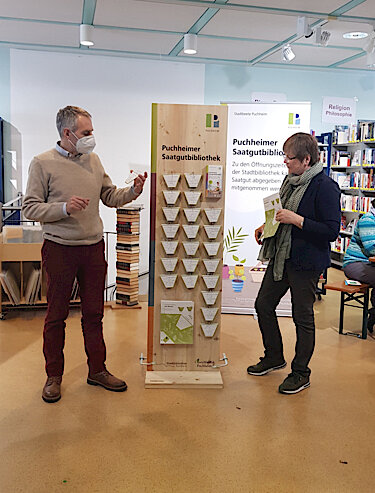 Erster Bürgermeister Norbert Seidl und Umweltbeirätin Iris Sprenger bei der Eröffnung der Saatgutbibliothek.